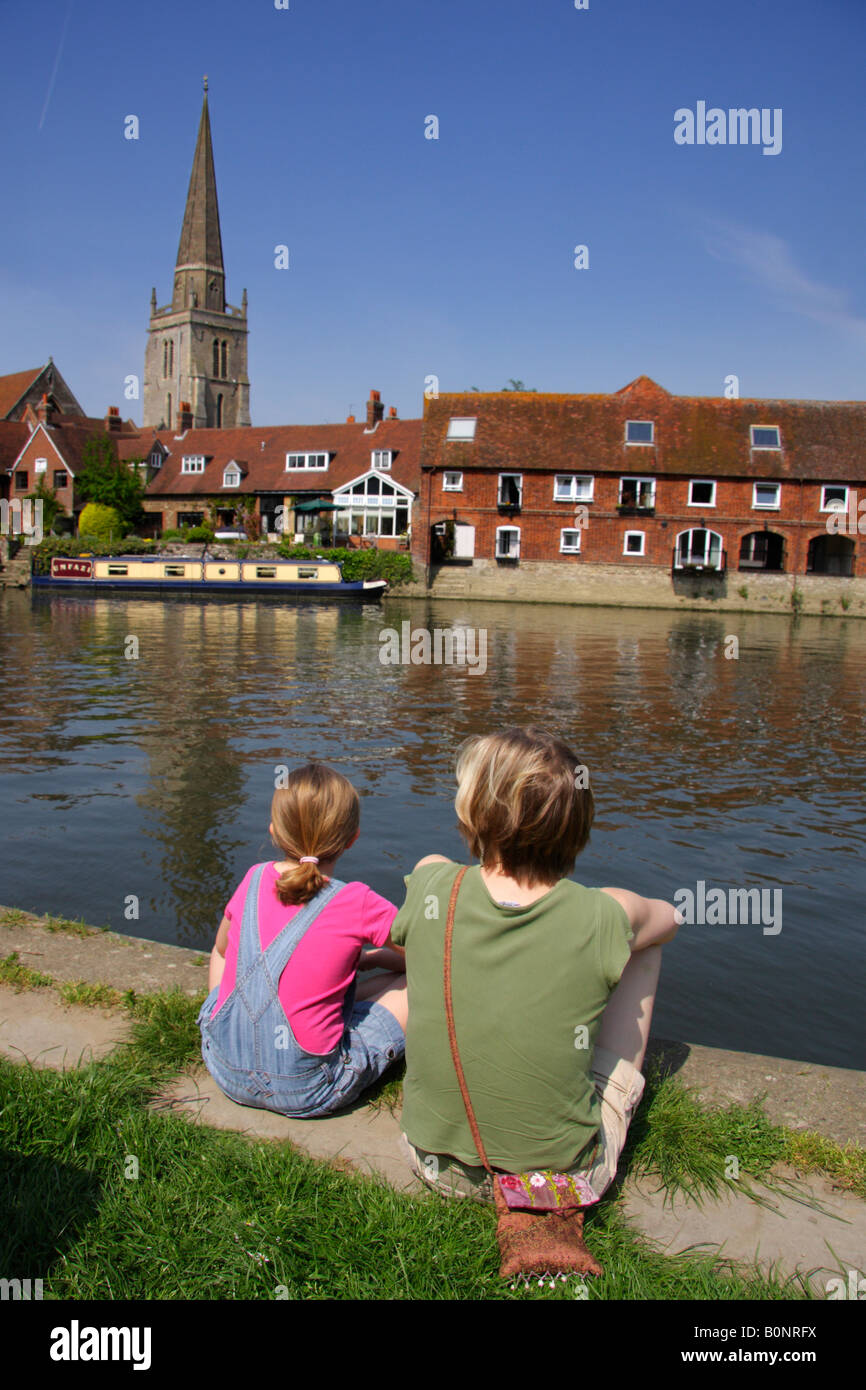 La madre e il bambino sulle rive del Tamigi a Abingdon, metà estate Foto Stock