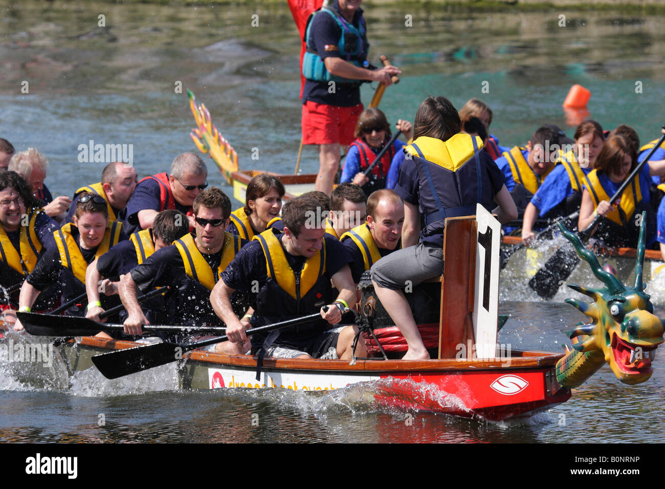 Dragon Boat racing sul Tamigi a Abingdon 9 Foto Stock