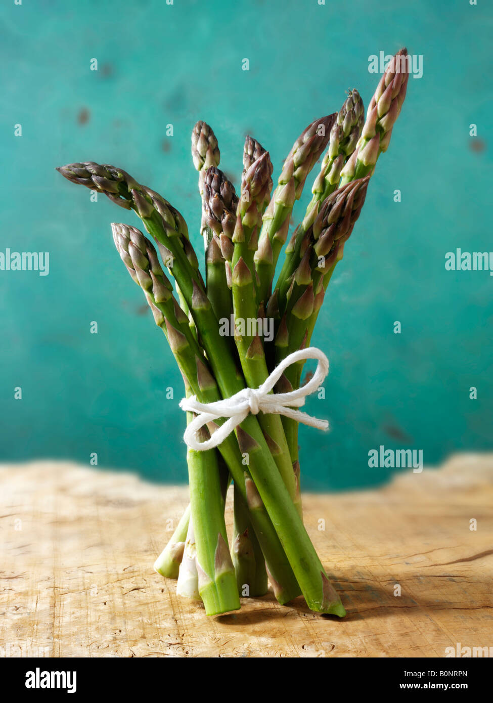 Fresh mazzetto di asparagi organico Foto Stock