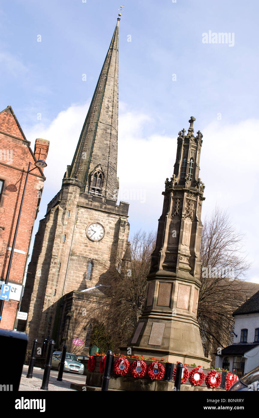 Santa Maria Vergine Chiesa Parrocchiale, Uttoxeter, Staffordshire e Memoriale di guerra. Foto Stock