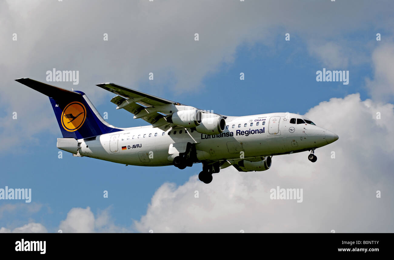 Regionale Lufthansa Cityline Avro RJ85 aerei di atterraggio all'Aeroporto Internazionale di Birmingham, Inghilterra, Regno Unito Foto Stock