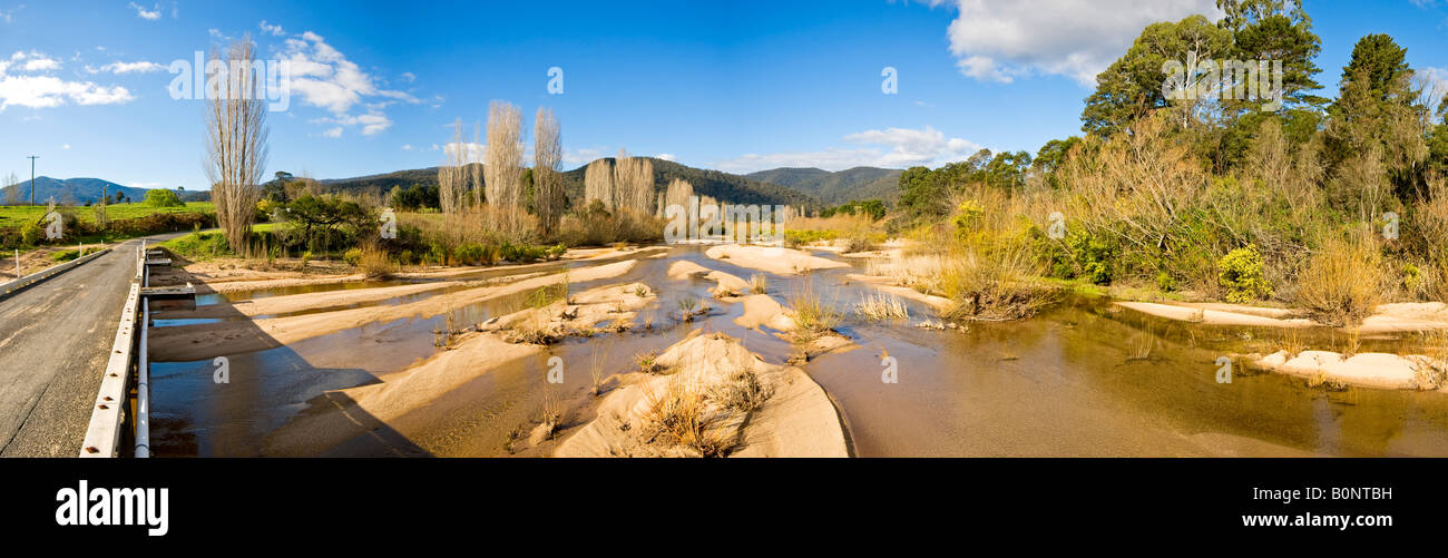 Ponte su un molto bassa nel fiume Towamba Nuovo Galles del Sud Australia ad alta risoluzione Foto Stock