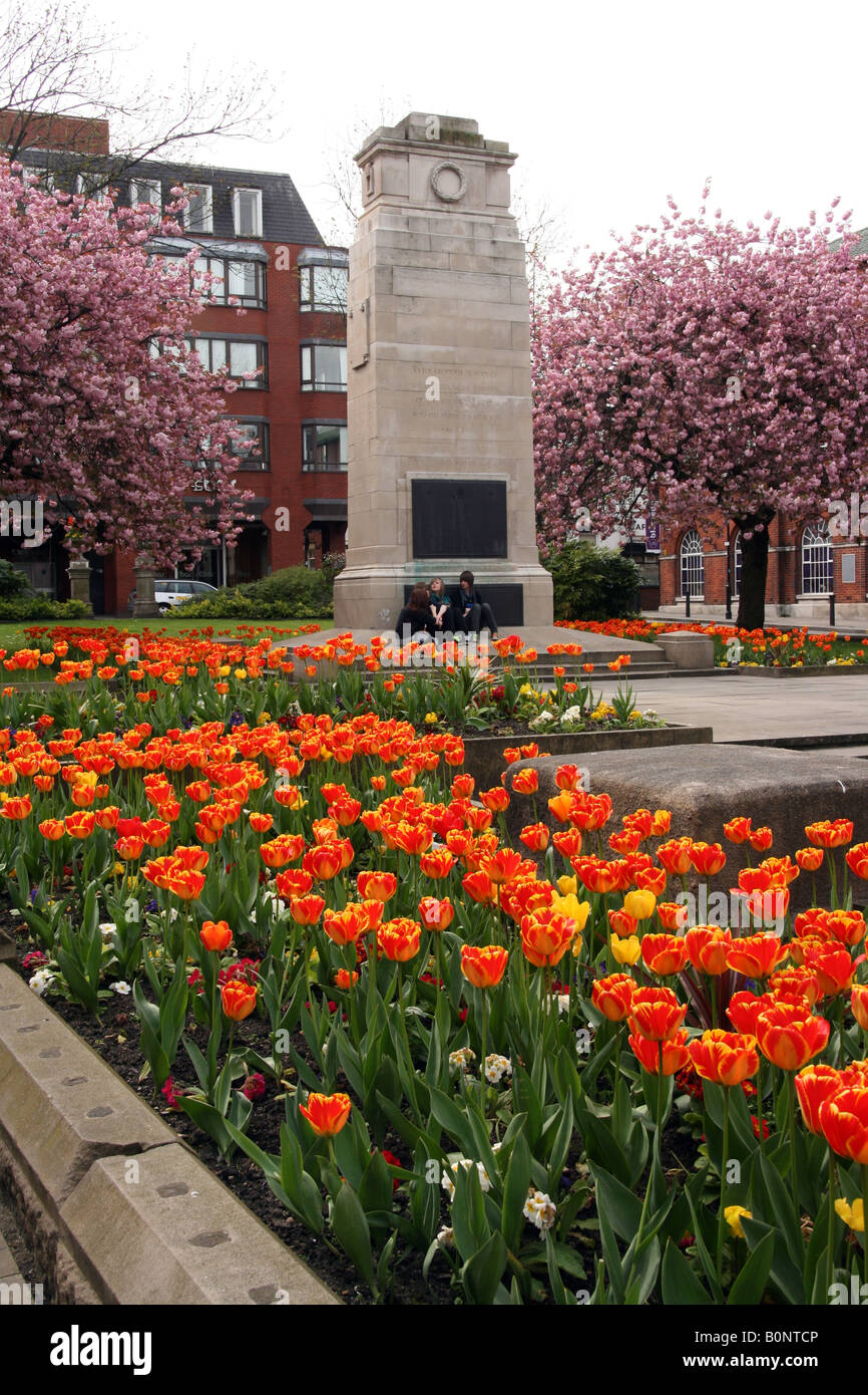 "Fiori in mostra al Nelson Square il cenotafio in Bolton LANCASHIRE REGNO UNITO " Foto Stock