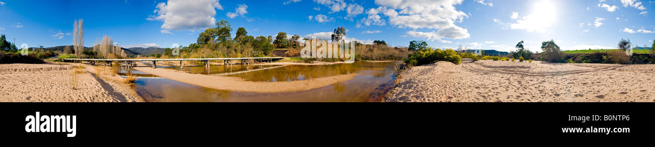 Ponte su un molto bassa nel fiume Towamba Nuovo Galles del Sud Australia. Alta risoluzione Foto Stock