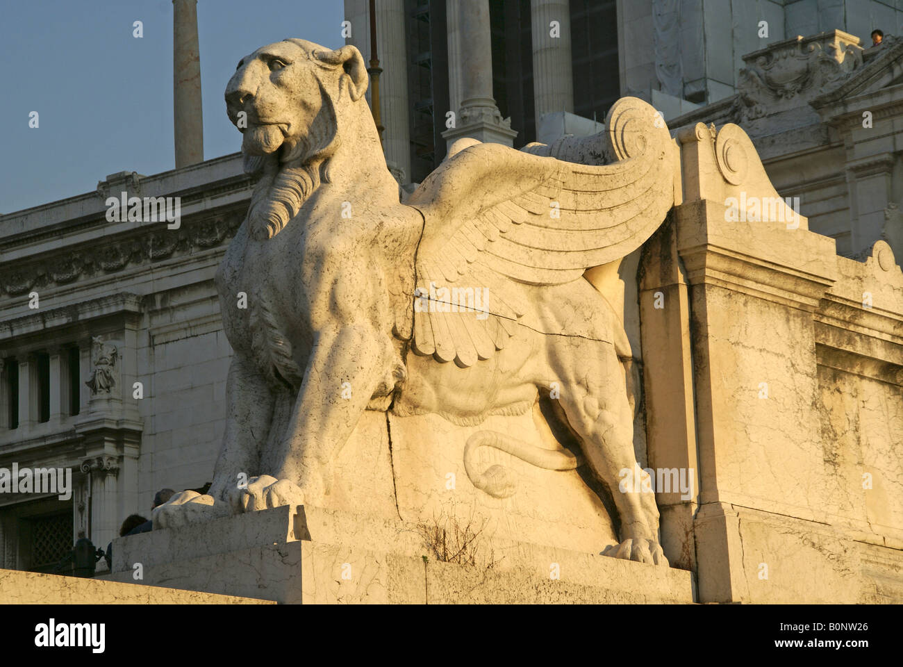 Una Statua Di Un Leone Alato Che Tiene Una Palla, Londra, Regno Unito