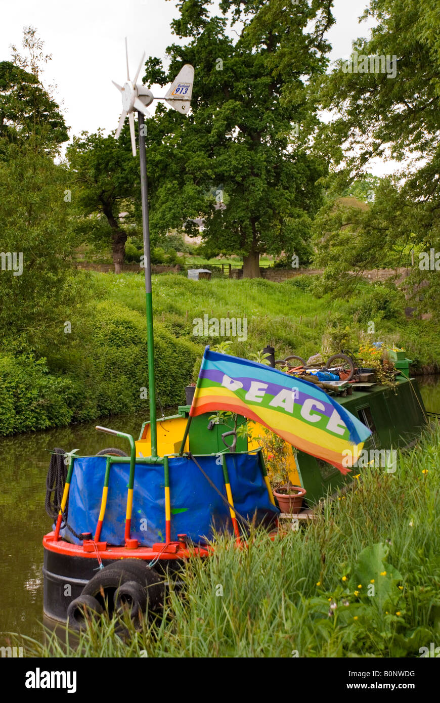 Bathampton pattini England Regno Unito una turbina eolica genera elettricità su un battello del canale sul Kennet and Avon Canal Foto Stock