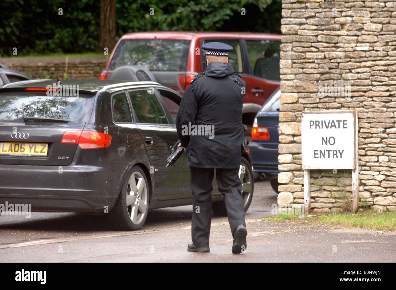 Polizia armata controllare i visitatori a HIGHGROVE del Gloucestershire casa del principe Carlo Luglio 2007 Foto Stock