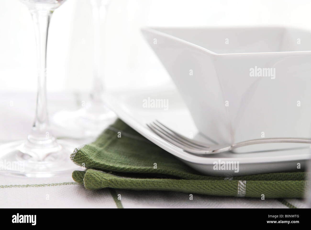 Posizionare l'impostazione bianco con piatti e bicchieri di vino Foto Stock