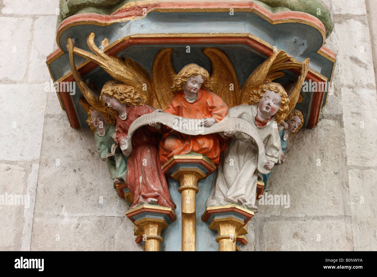 Köln, San Kunibert, Verkündigungsgruppe, Konsole mit Engeln unter der Marienfigur Foto Stock