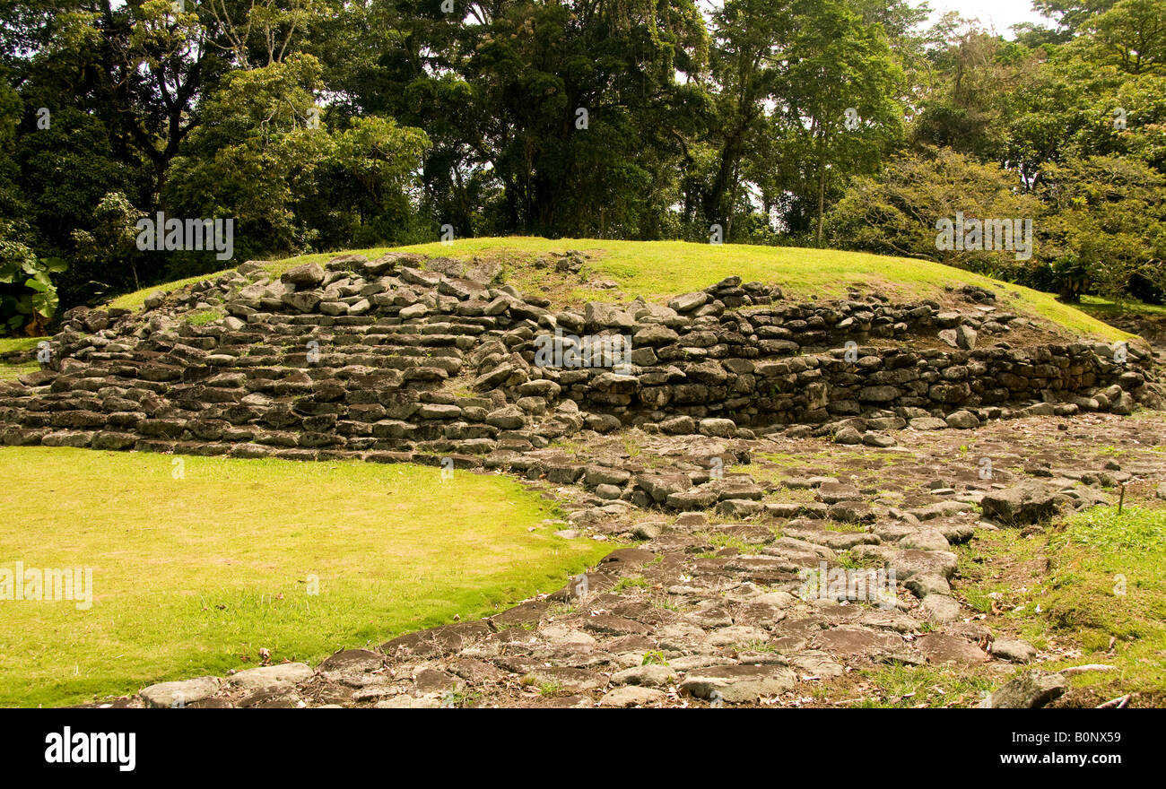 COSTA RICA sito scavato di di pre colombiana città DEL MONUMENTO DEL CITTADINO DI GUAYABO vicino alla città di Turrialba. La pendenza dei Caraibi Foto Stock