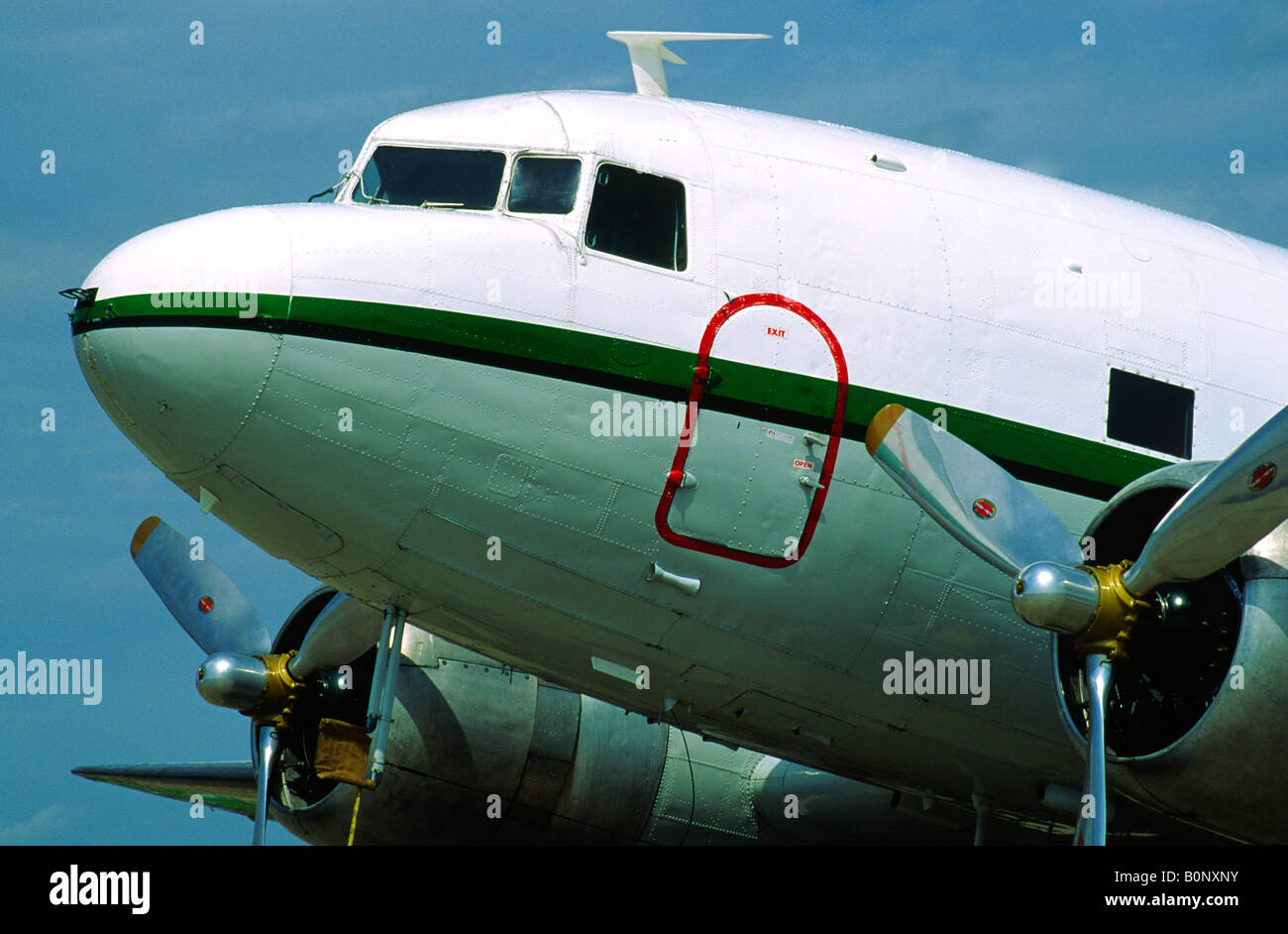 Douglas DC 3 Dakota elica cockpit di aeromobili e motori Foto Stock