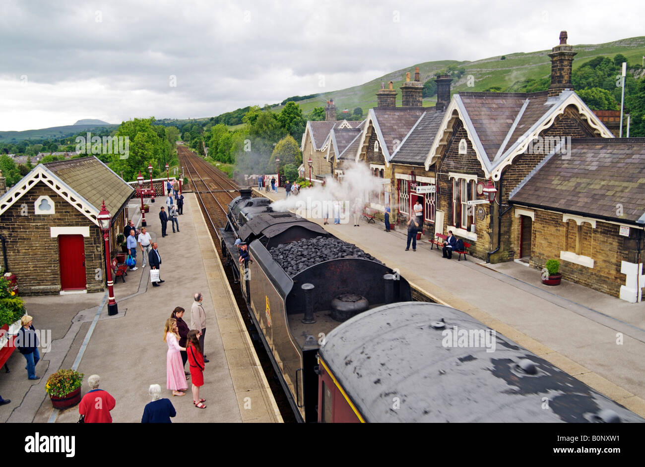Il vapore Dalesman trasportata in treno arrivando alla stazione di stabilirsi lungo il tragitto per Carlisle Foto Stock