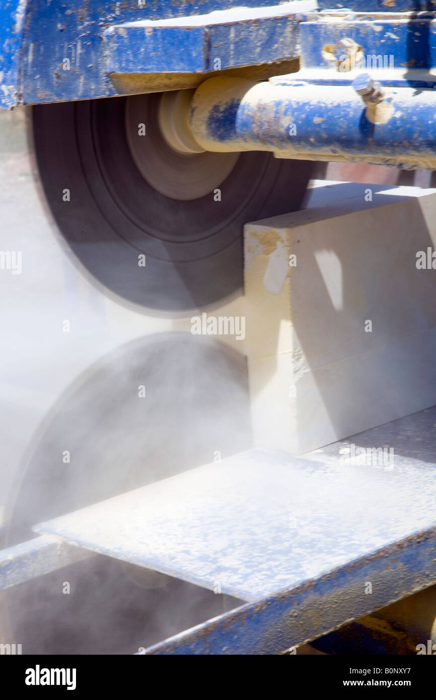 Sega circolare Maltese di taglio di blocchi di pietra arenaria   Jeffrey Vassallo Engineering Pietra Arenaria taglierina Foto Stock