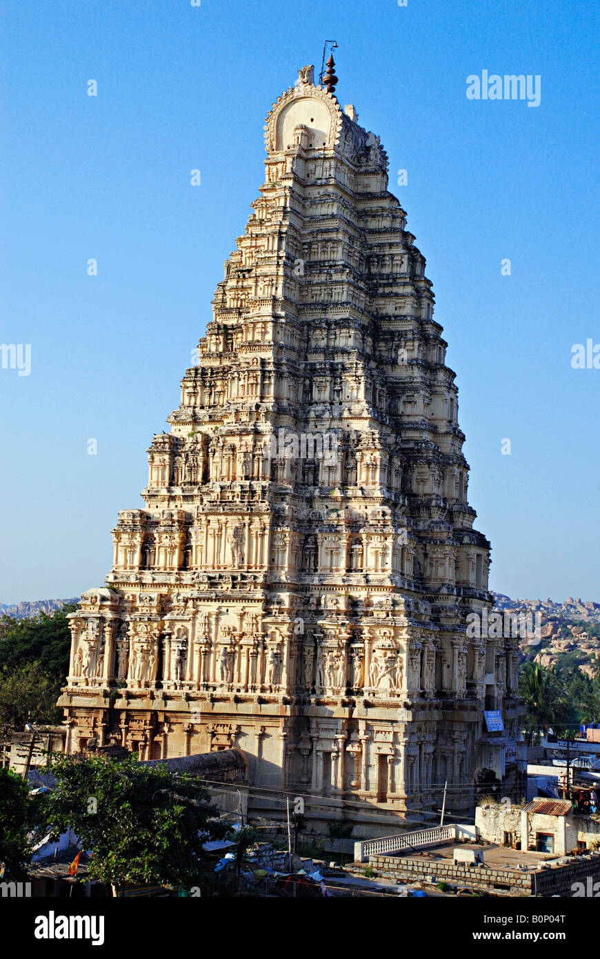 50 metro di altezza Gopuram del Signore Virupaksha, Shiva, rinnovato da Krishnadevray nel 1510 D.C., Hampi, Karnanata, India Foto Stock