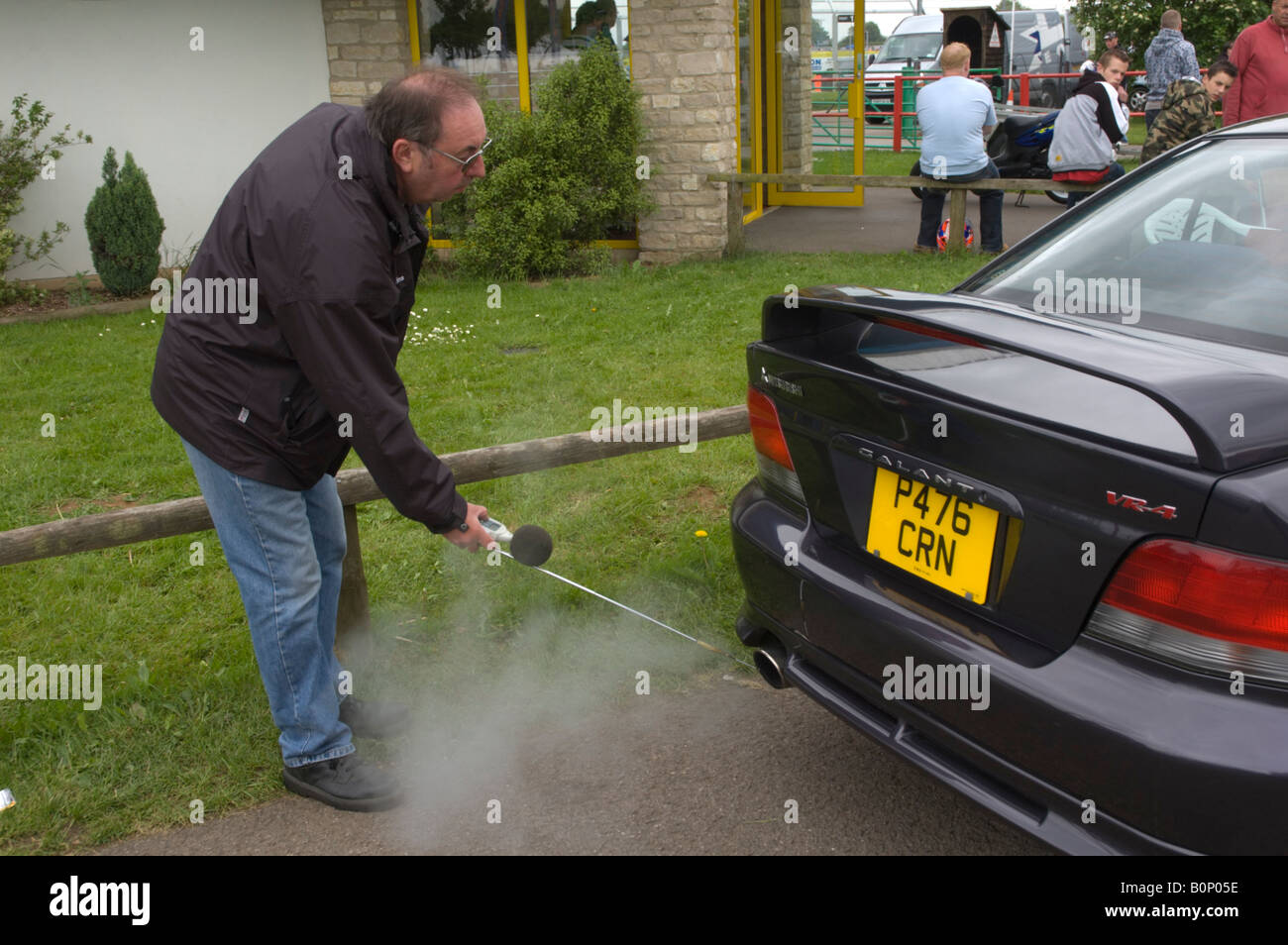 Un test di marshall i livelli di rumore di una macchina in corrispondenza di una via al giorno a Ca stle Co mbe Foto Stock