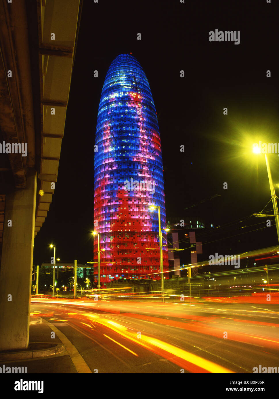 Torre Agbar e percorsi di traffico di notte barcellona catalogna Spagna Foto Stock