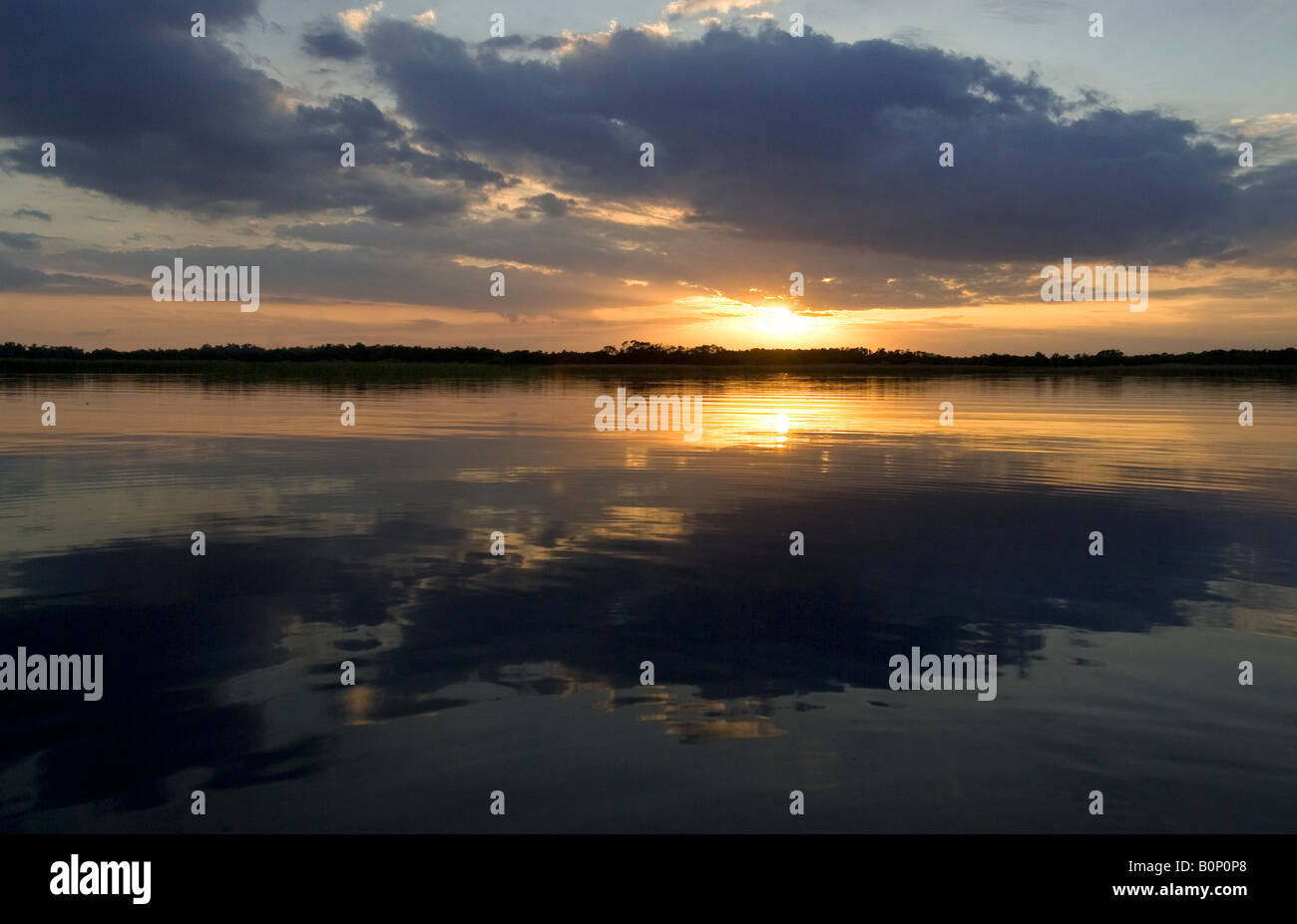 Il lago di riflessione evidenzia il tramonto e nuvole, Lago di Kissimmee, Lago Kissimmee parco statale, Florida Foto Stock