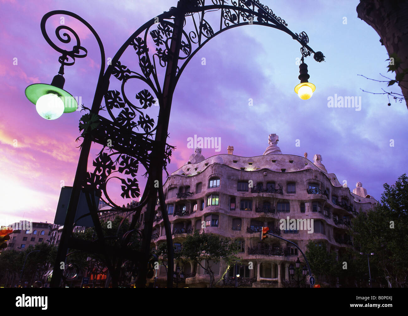 Antoni Gaudi Casa Mila o La Pedrera edificio al tramonto / notte Passeig de Gracia di Barcellona Eixample Catalunya Spagna Foto Stock
