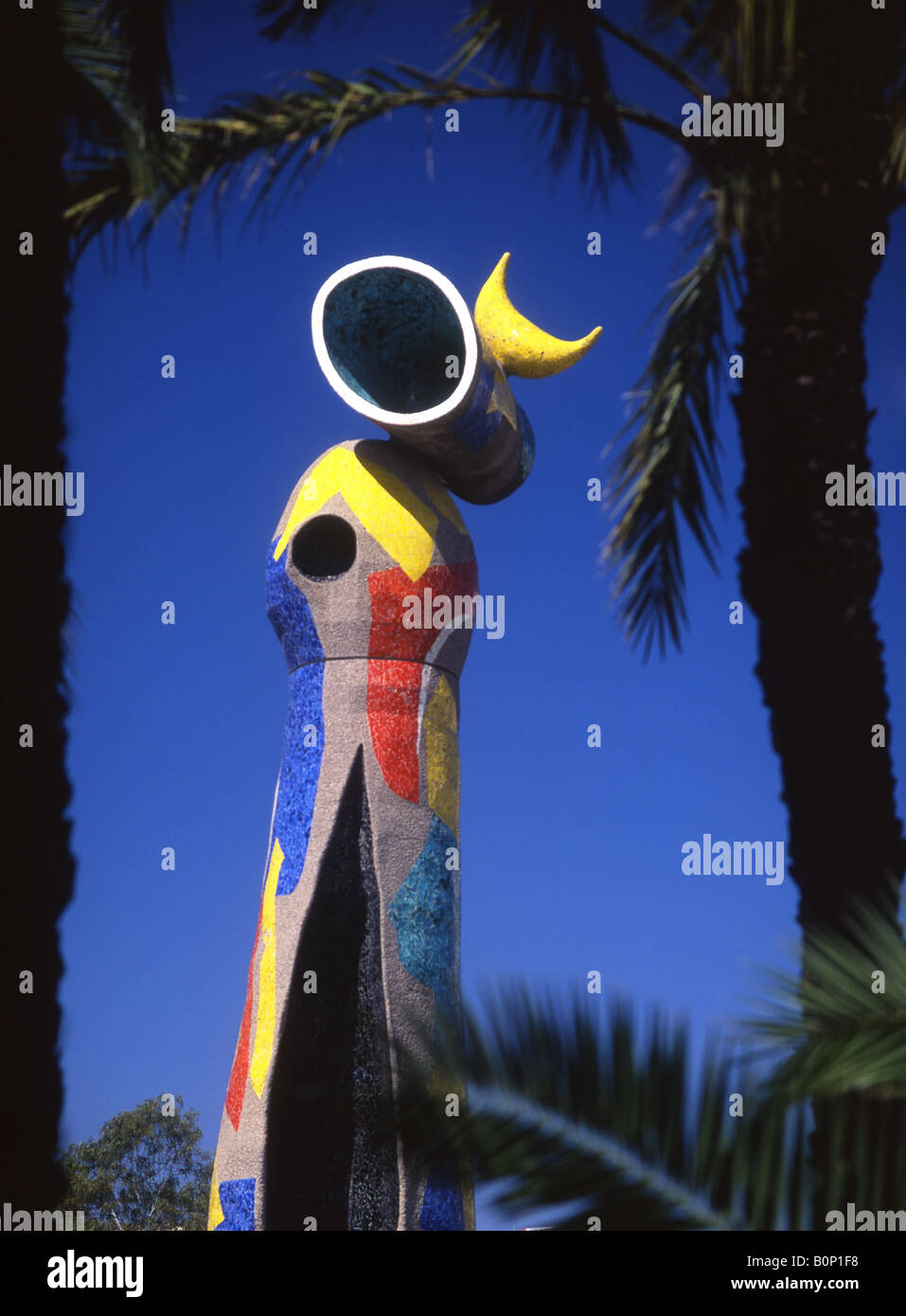 Joan Miro's Dona i ocell (Donna & Bird) scultura visto tra alberi di palma barcellona catalogna Spagna Foto Stock