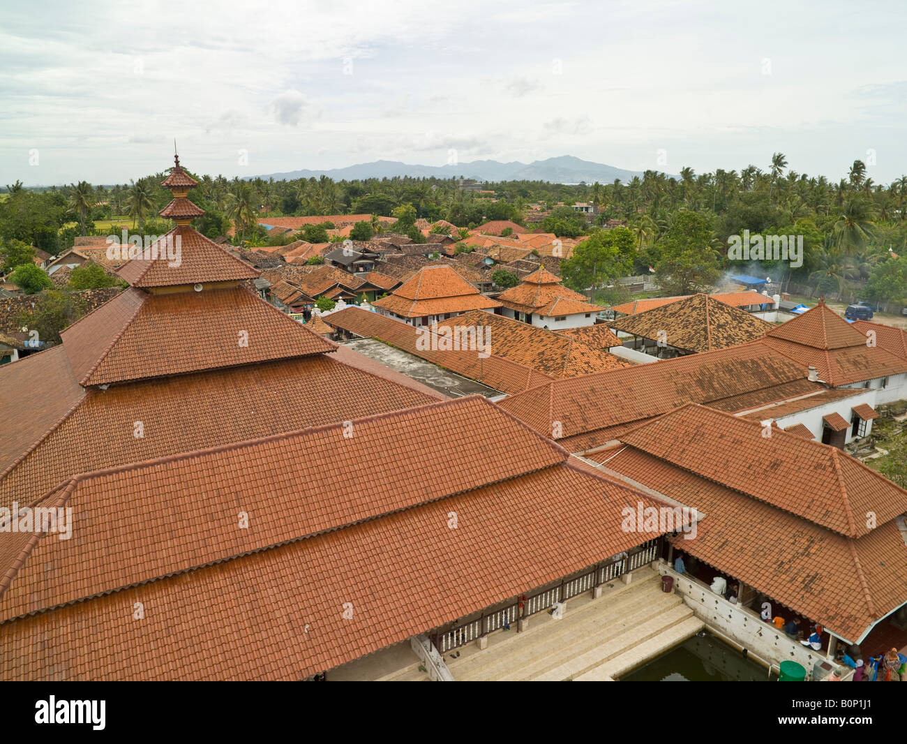 Tetti della Grande moschea e case, Banten, Java, Indonesia Foto Stock