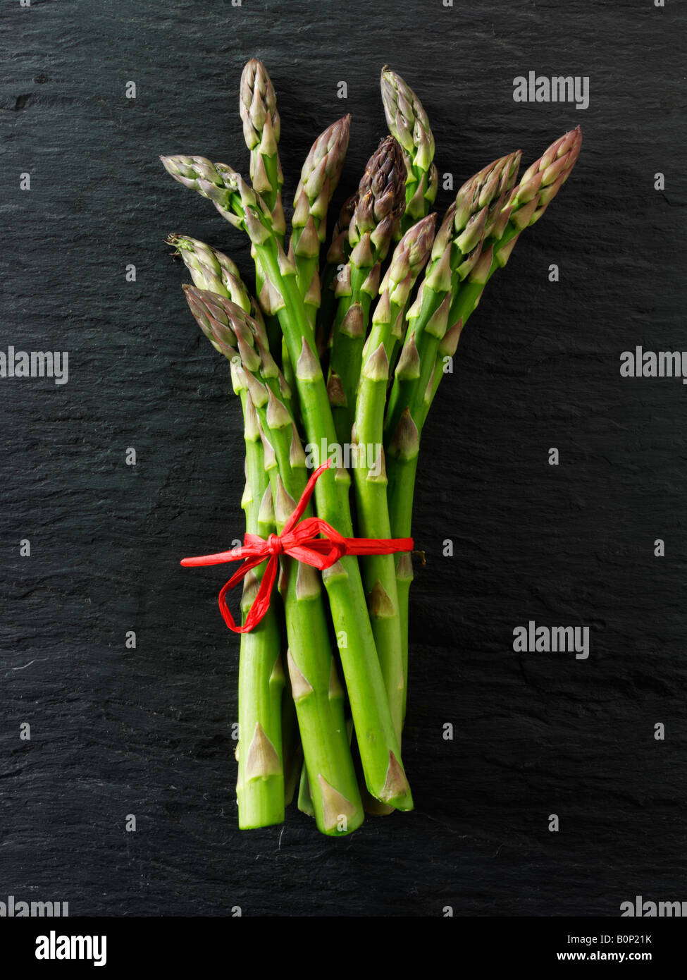 Fresh mazzetto di asparagi Foto Stock