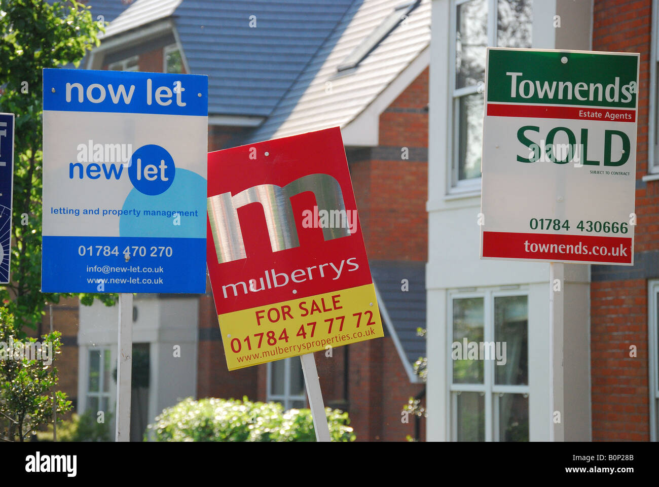 Cartelli per agenti immobiliari, High Street, Egham, Surrey, Inghilterra, Regno Unito Foto Stock