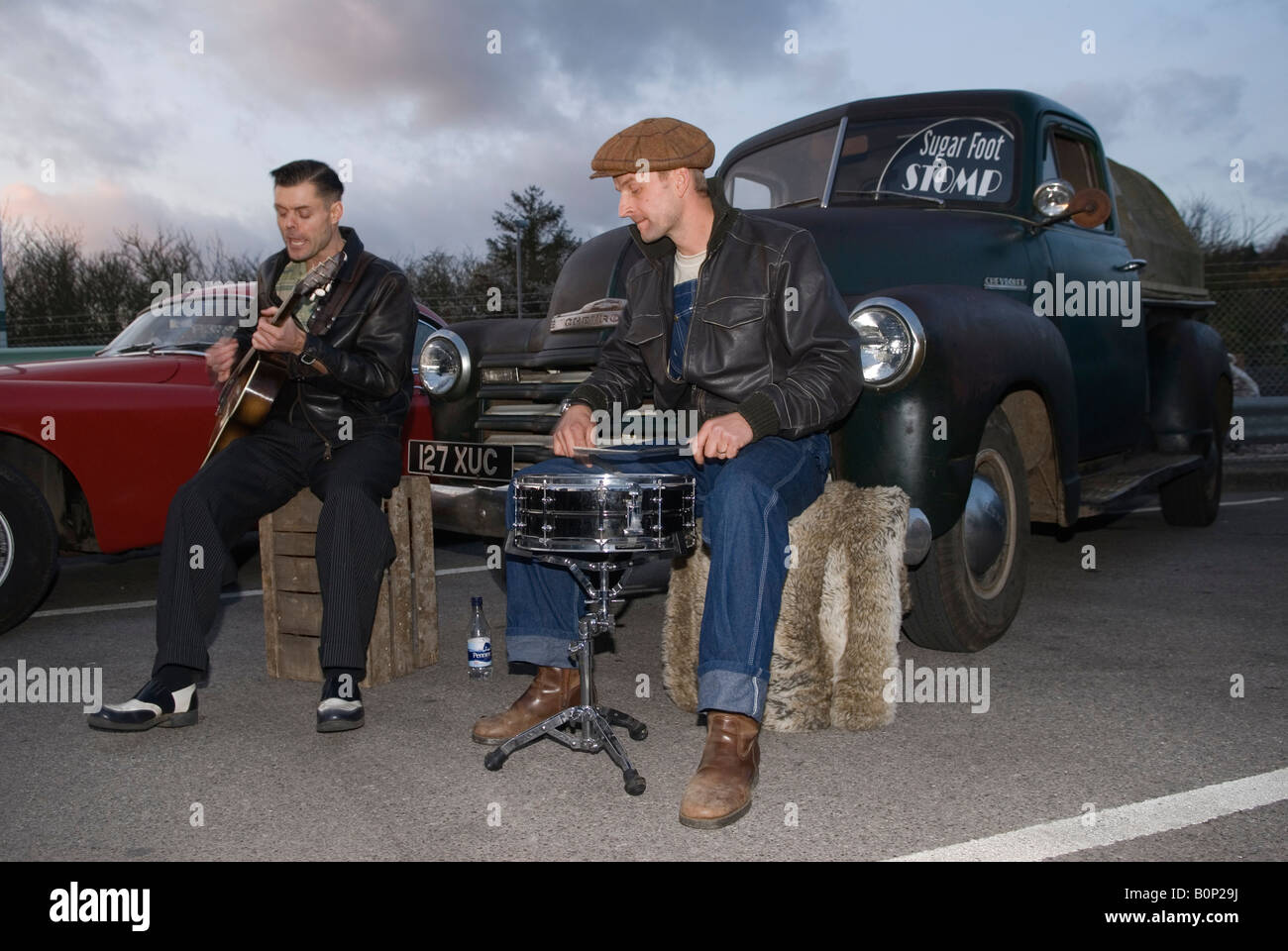 Due musicisti, una band retrò, un paio di uomini che suonano nel parcheggio di Rye. Sussex. Rhythm Riot retro Weekend anni '2000 2007 HOMER SYKES Foto Stock