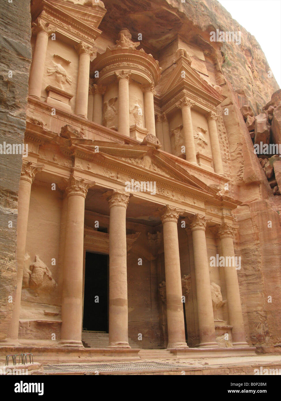La facciata del Tesoro (al) Kazneh in Petra, Sito Patrimonio Mondiale dell'UNESCO, Petra, Giordania, Medio Oriente Foto Stock