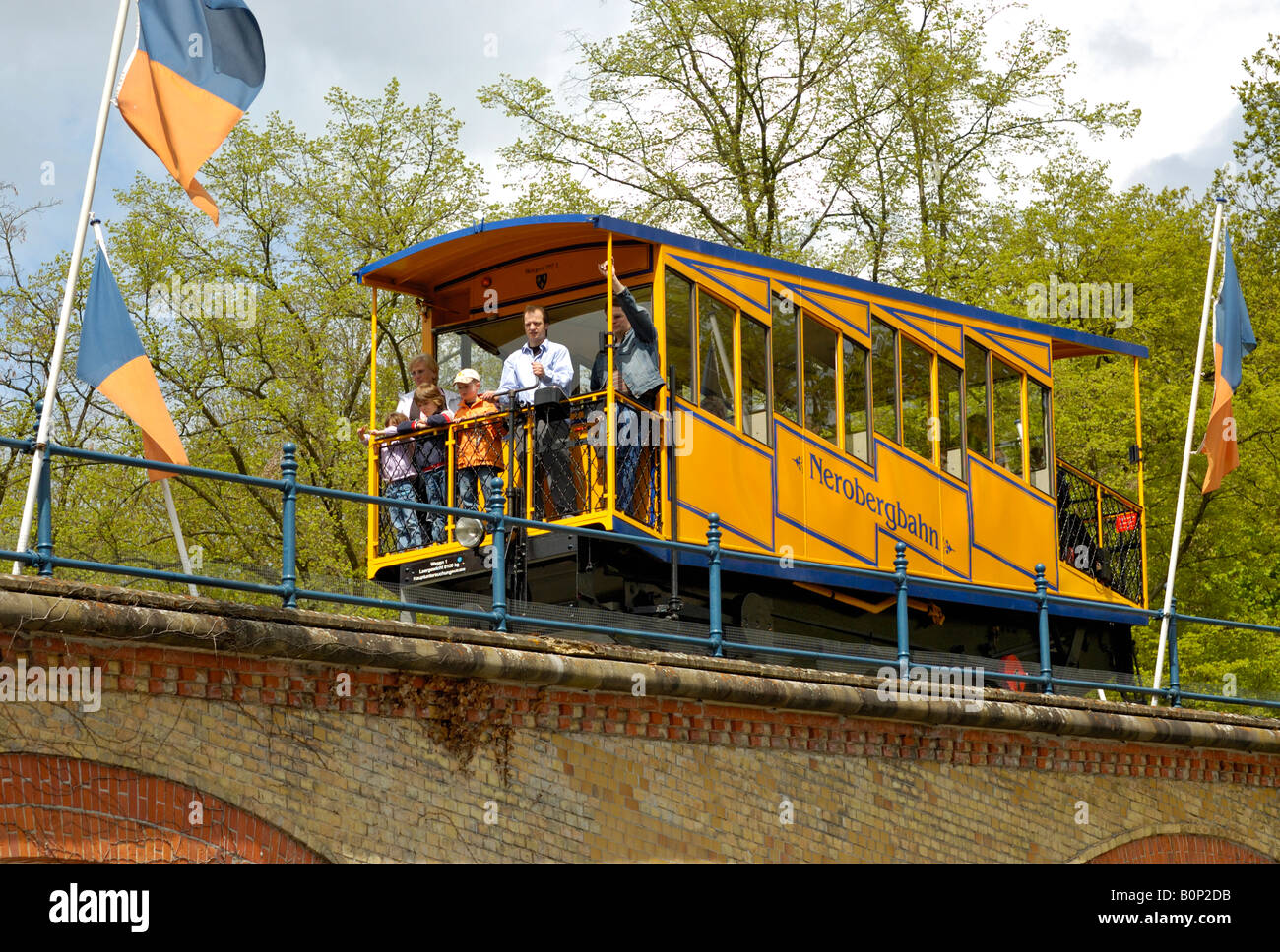 Nerobergbahn funicolare, treno scendendo, Wiesbaden, Germania. Foto Stock