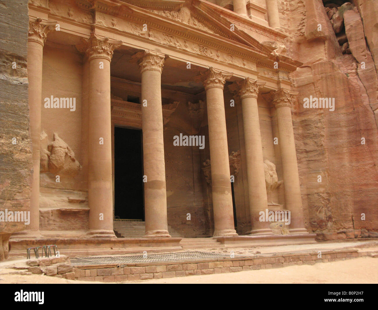 La facciata del Tesoro (al) Kazneh in Petra, Sito Patrimonio Mondiale dell'UNESCO, Petra, Giordania, Medio Oriente Foto Stock