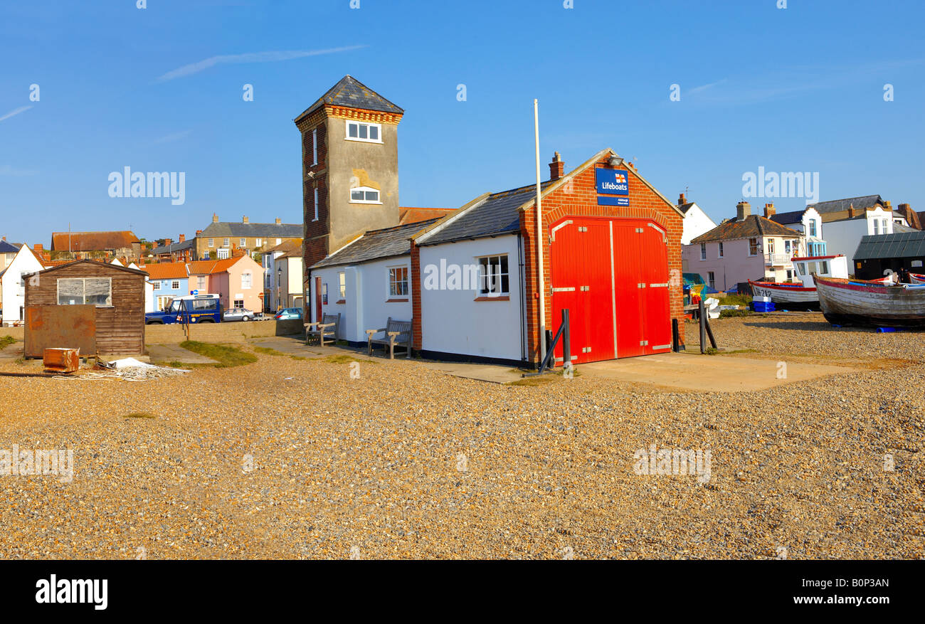 Vecchia Stazione di salvataggio sulla spiaggia di Aldeburgh Suffolk Foto Stock