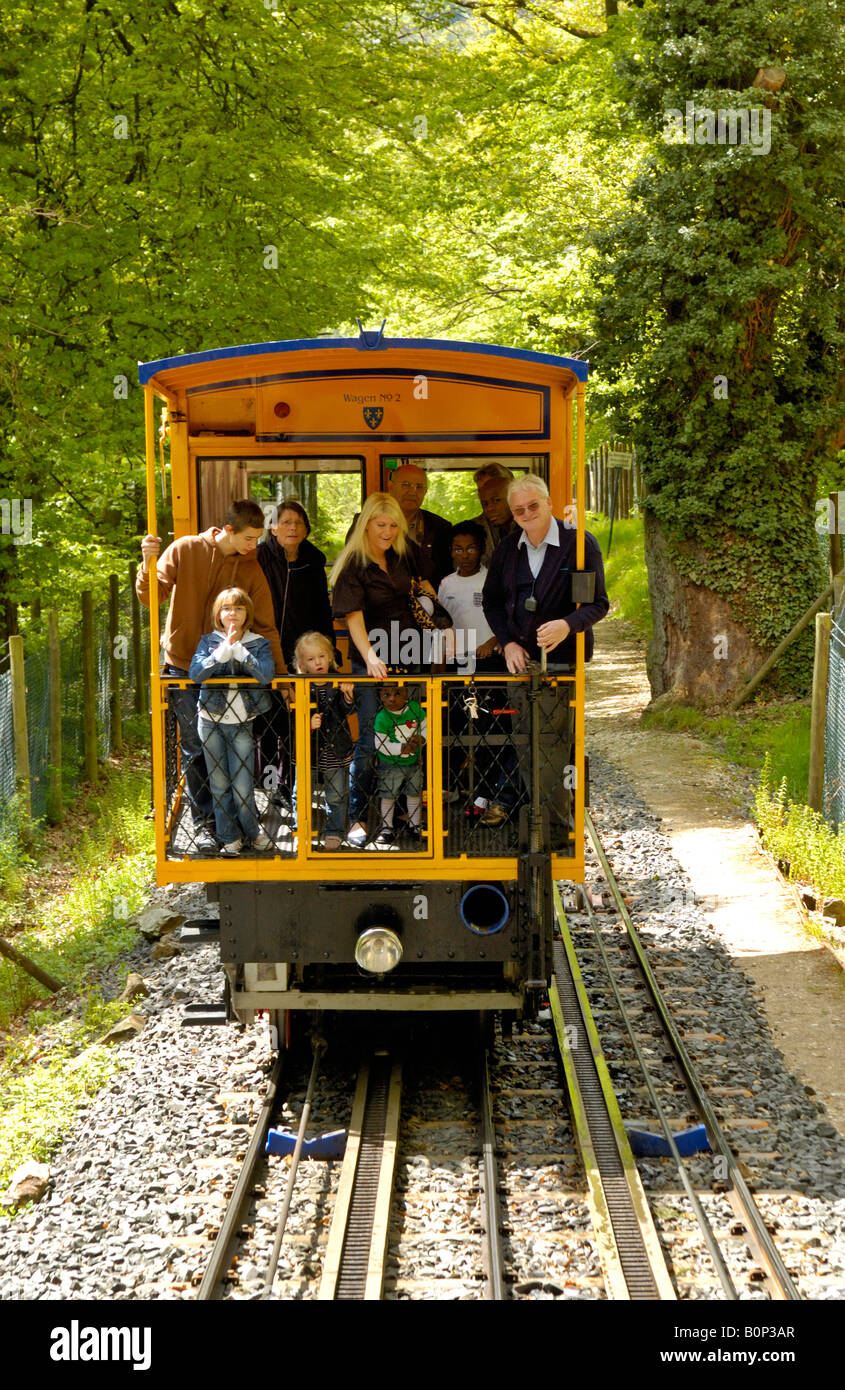 Nerobergbahn funicolare treno ascendente, Wiesbaden, Germania. Foto Stock