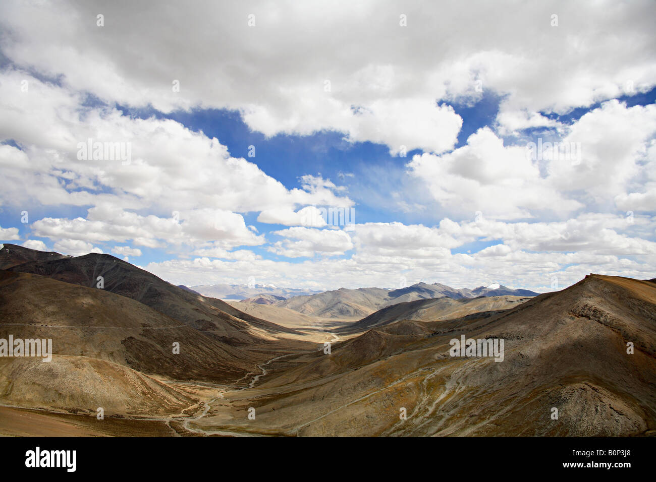 Una vista da Tanglang-la pass. La seconda più alta strada motorable nel mondo - 17725 metri dal livello del mare Leh Jammu Kashmir India Foto Stock