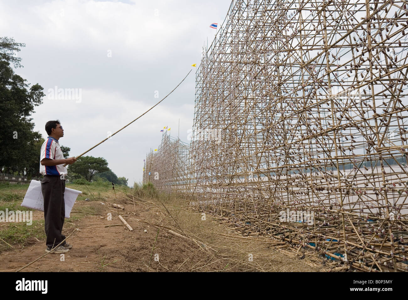 Fire costruzione di barche - Nakhon Phnom, Nakhon Phnom provincia, Thailandia Foto Stock