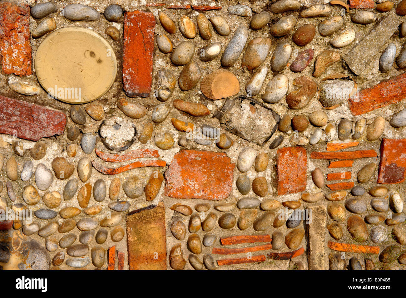 In prossimità di una parete di suffolk con pietra focaia e texture di mattoni Foto Stock