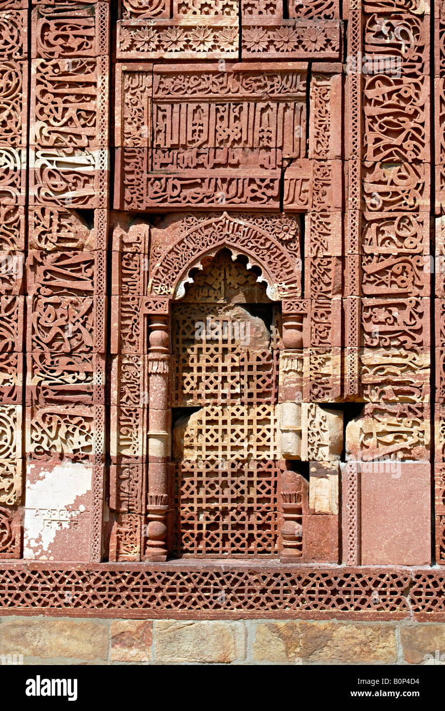 Delhi. Qutub Minar complesso 1311 A.D. Alai Darwaza-dettaglio della facciata decorata. Foto Stock