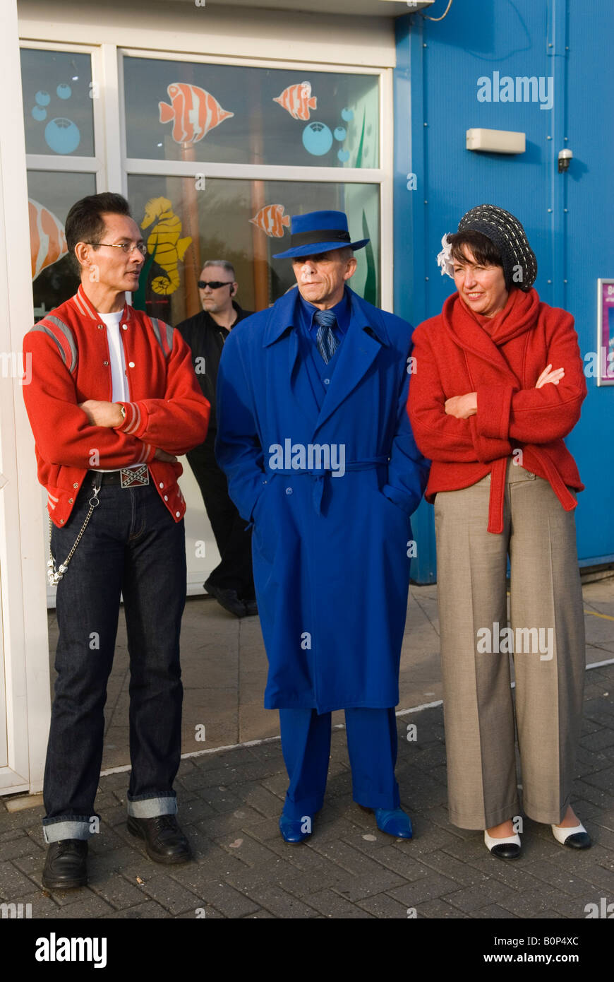 Uomo vestito in blu Pontins Holiday Camp Camber Sands. UK Rhythm Riot retro Weekend le persone si vestono nello stile degli anni '40 e '50. HOMER SYKES Foto Stock