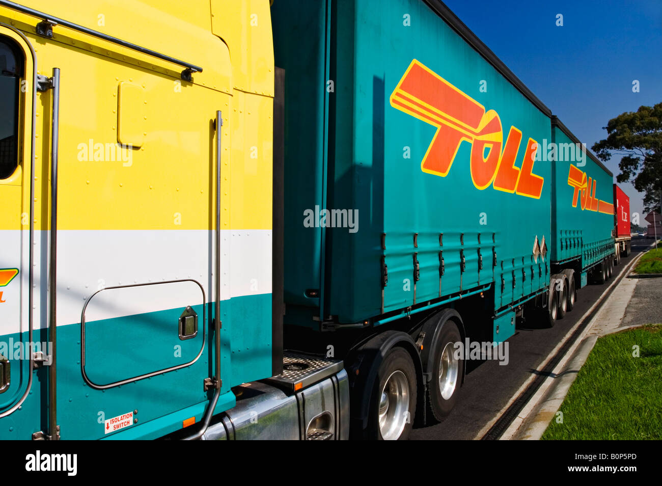 Trasporto e trasporto su camion / B-doppio semi-rimorchio il trasporto merci. Foto Stock