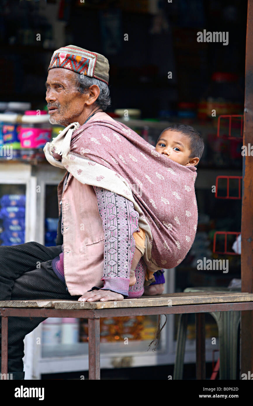 Un uomo vecchio con il suo nipote a Manali Himachal Pradesh, India Foto Stock
