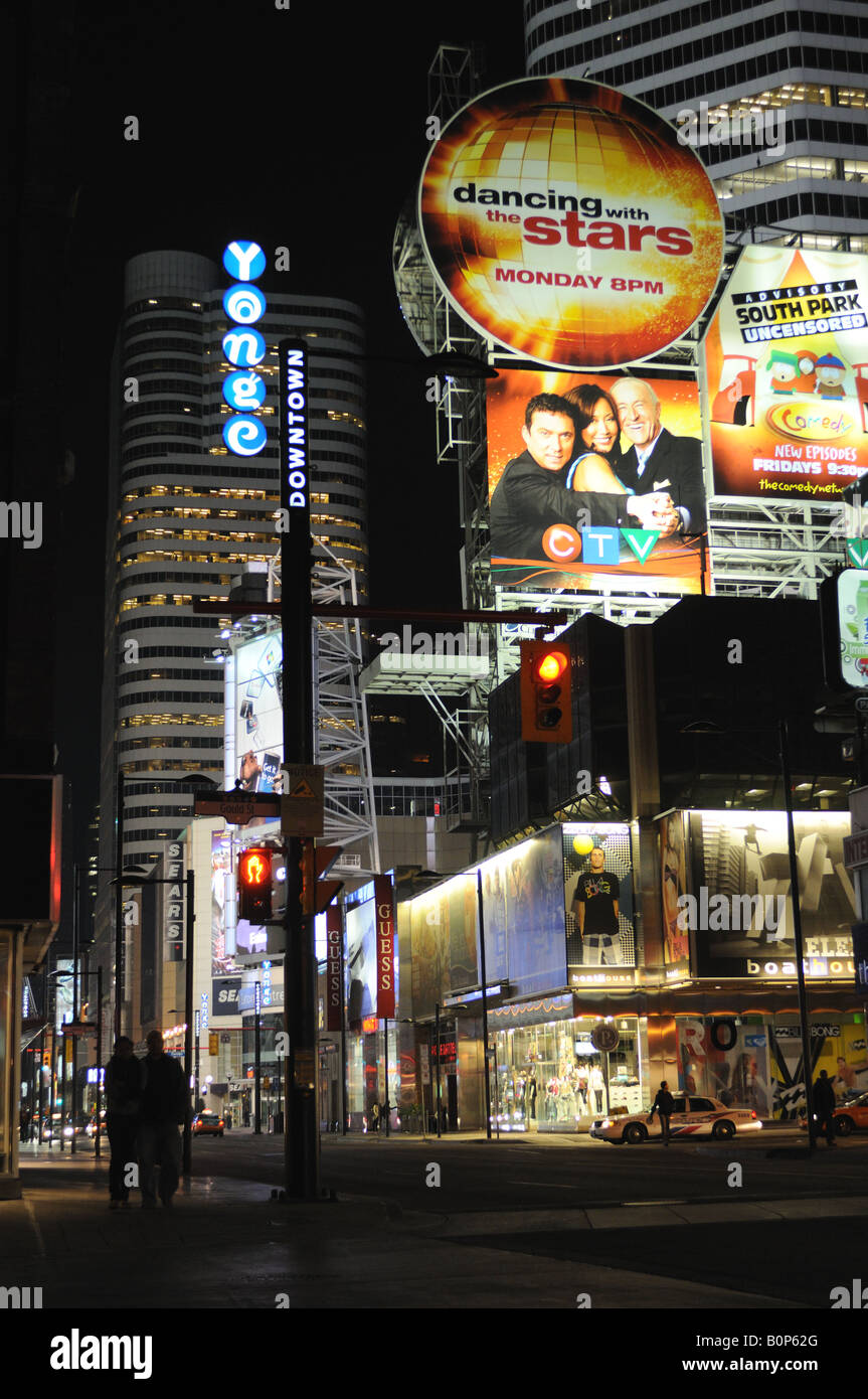 Guardando a Sud verso Yonge e Dundas, da Yonge a Edward, nel centro cittadino di Toronto Foto Stock