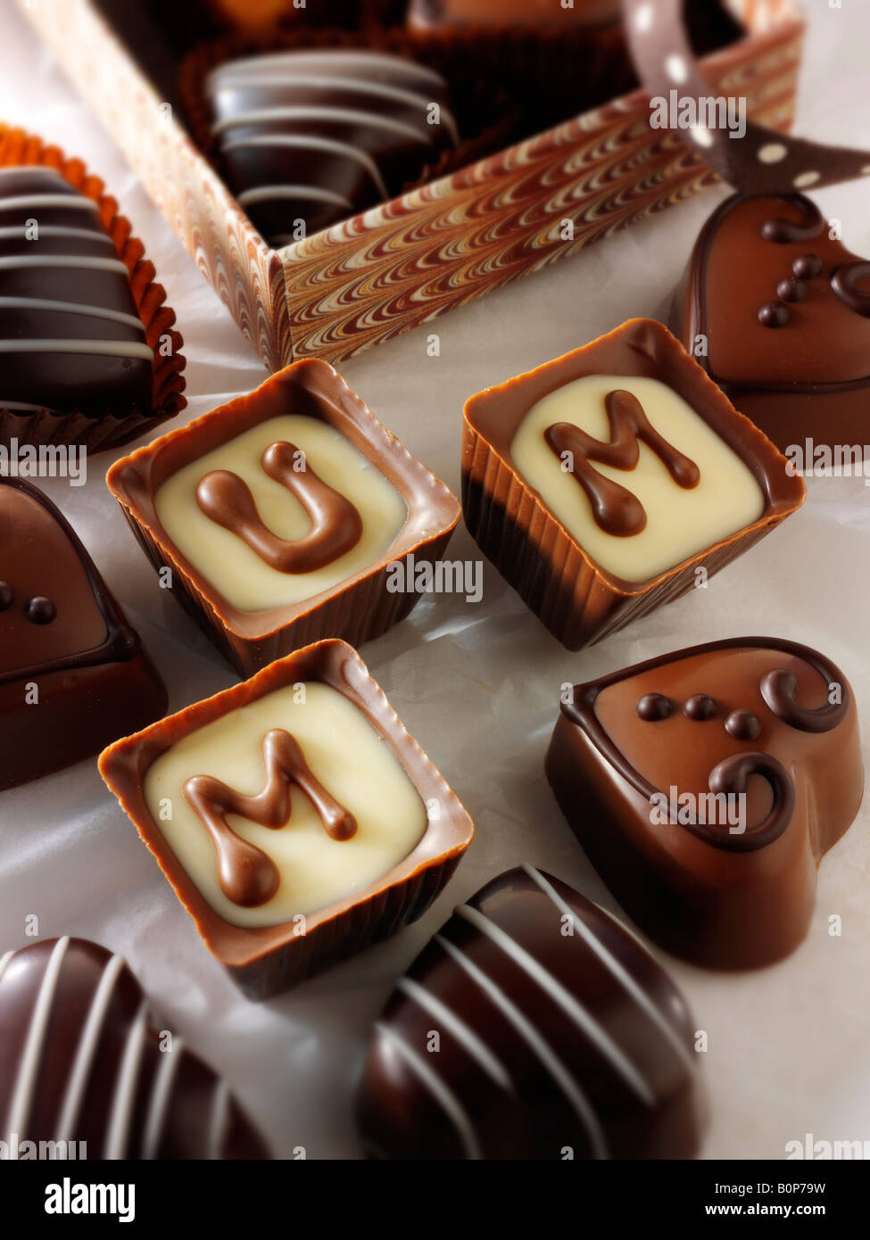 Singolo cuore cioccolatini a forma di caramelle dicendo "UM" per le mamme di giorno o di compleanno Foto Stock