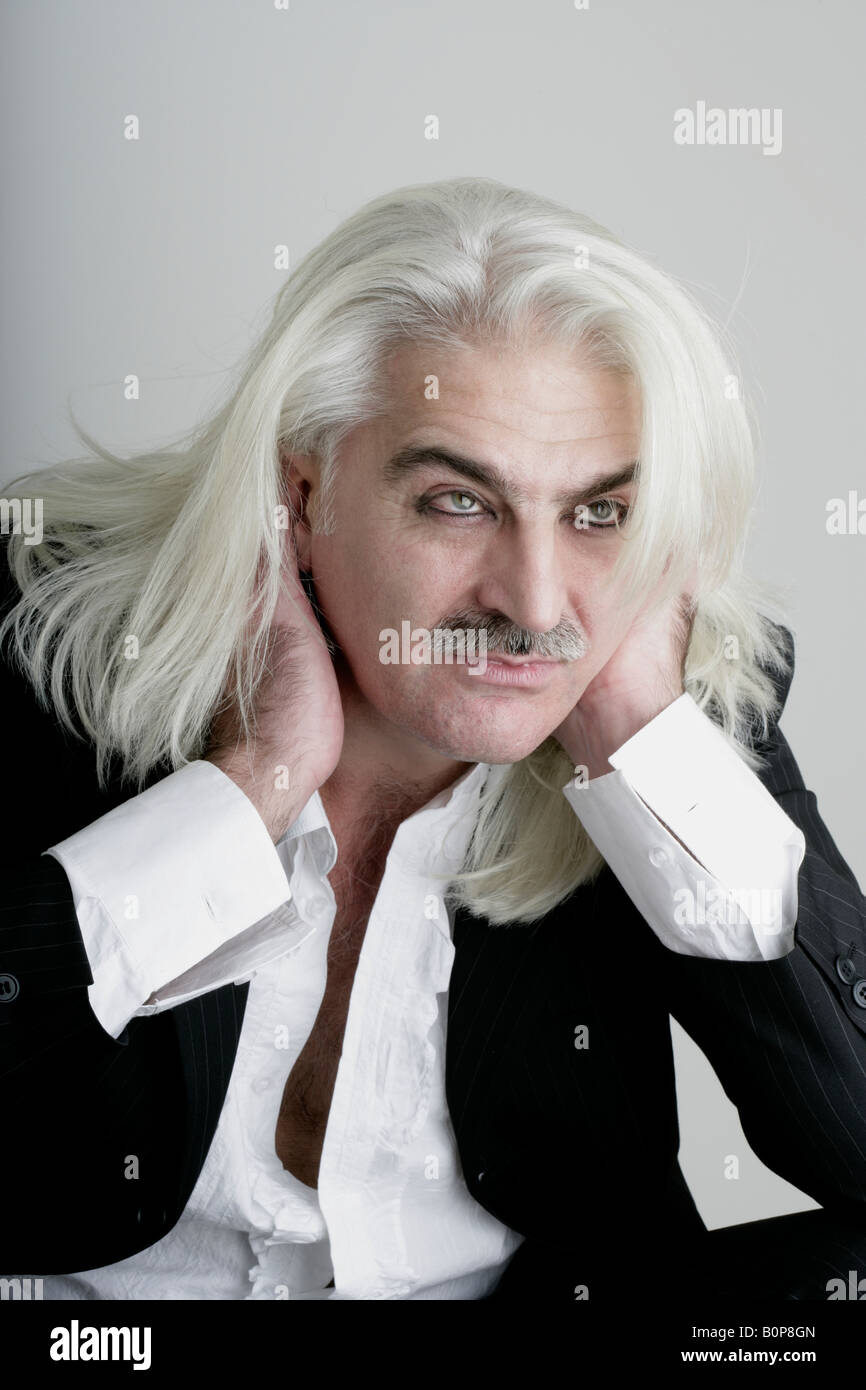 Uomo con lunghi capelli bianchi Foto stock - Alamy