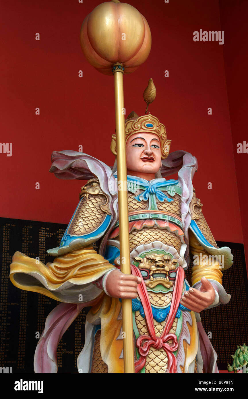Una statua al di fuori del tempio Guandi in Kuala Lumpur Chinatown. Foto Stock
