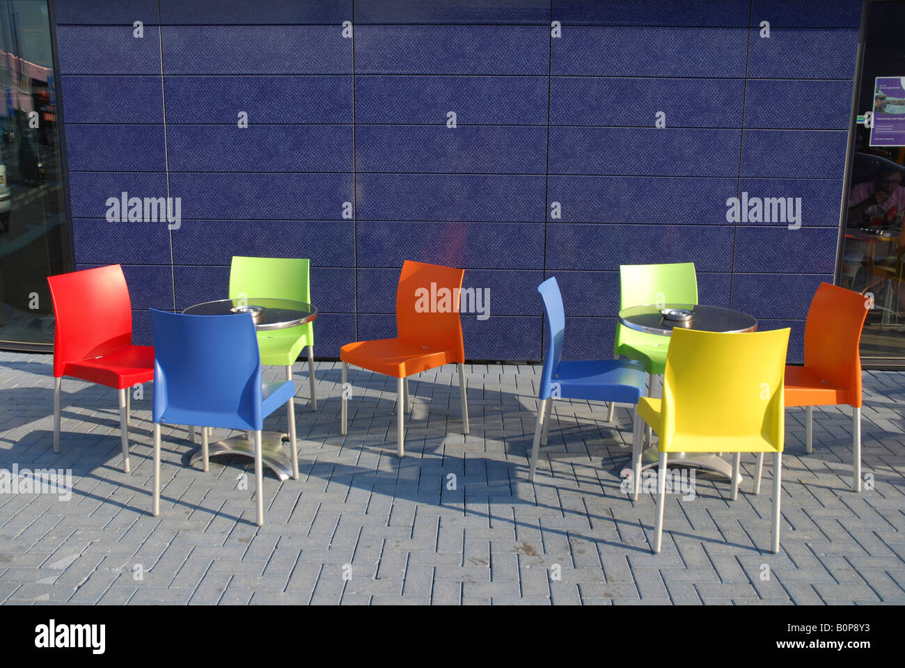 Sedie di colore fuori del ristorante Foto Stock