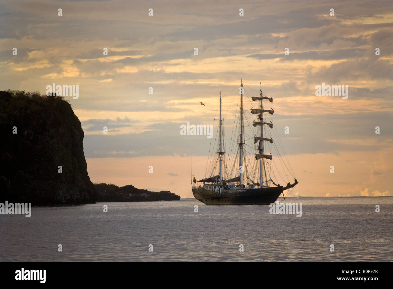 Nave a vela nei pressi dell'isola di Espanola nelle Galapagos isole al largo della costa di Ecuador Foto Stock