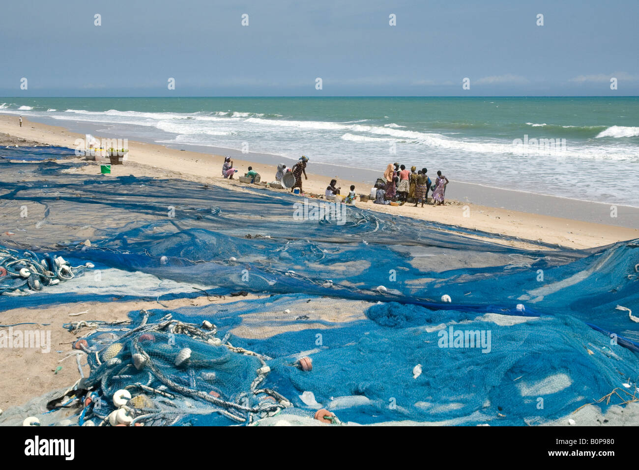 I pescatori di smistamento e deviding il pescato del giorno, della costa est di Accra, Ghana. Foto Stock