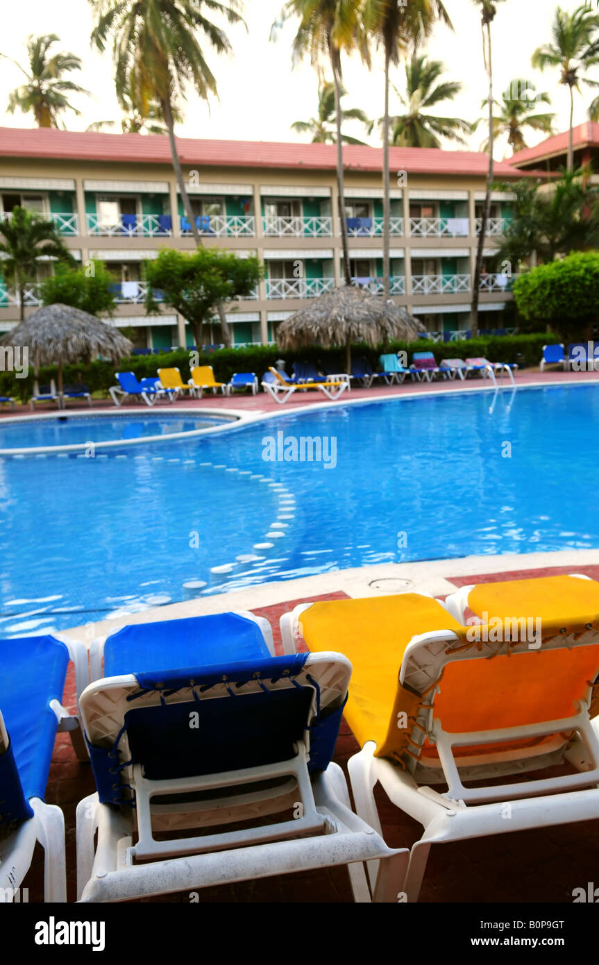 Piscina e sedie a resort tropicale Foto Stock