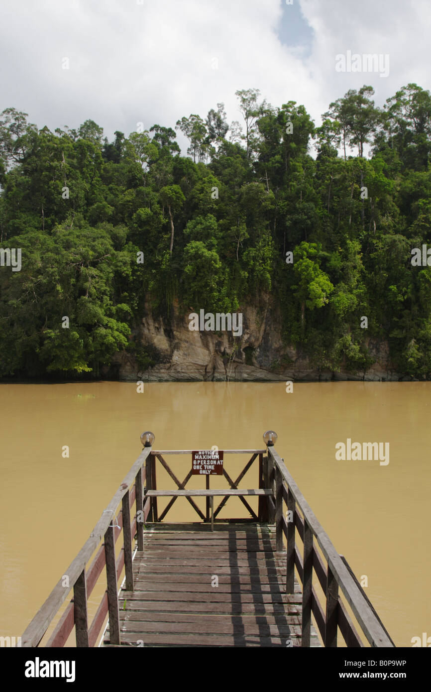 Pontile in legno lungo il fiume nella giungla, Sukau, Sabah Malaysian Borneo Foto Stock