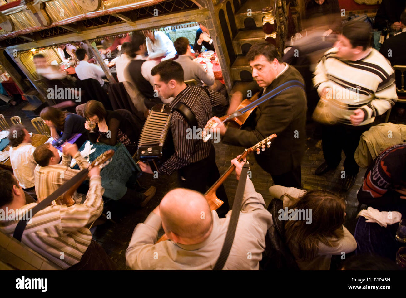 Musicisti serenade diners al ristorante Sarastro. Drury Lane, Covent Garden. Londra. Regno Unito. Foto Stock