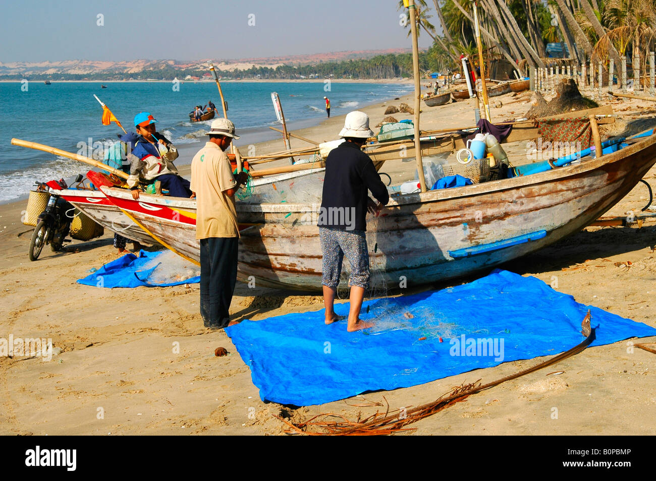 Barca da pesca sulla spiaggia di Mui Ne, Viet Nam Foto Stock